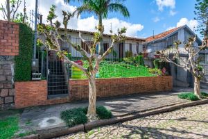 Casa com 185m², 3 dormitórios, 2 suítes, 1 vaga, no bairro Cavalhada em Porto Alegre