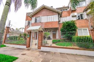 Casa em Condomínio com 213m², 3 dormitórios, 1 suíte, 3 vagas, no bairro Vila Assunção em Porto Alegre