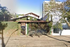 Casa com 381m², 3 dormitórios, 1 suíte, 2 vagas, no bairro Tristeza em Porto Alegre