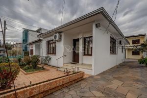 Casa com 234m², 7 dormitórios, 1 suíte, 7 vagas, no bairro Cavalhada em Porto Alegre