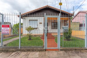 Casa com 254m², 3 dormitórios, 1 suíte, 4 vagas, no bairro Tristeza em Porto Alegre