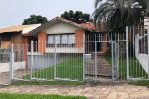 Casa com 350m², 4 dormitórios, 1 suíte, 4 vagas, no bairro Vila Assunção em Porto Alegre