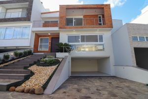 Casa em Condomínio com 249m², 3 dormitórios, 3 suítes, 4 vagas, no bairro Lagos de Nova Ipanema em Porto Alegre