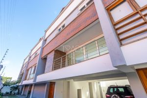 Casa em Condomínio com 233m², 3 dormitórios, 1 suíte, 3 vagas, no bairro Vila Assunção em Porto Alegre