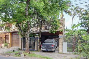 Casa com 234m², 4 dormitórios, 1 suíte, 3 vagas, no bairro Tristeza em Porto Alegre
