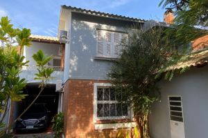 Casa com 257m², 4 dormitórios, 1 suíte, 2 vagas, no bairro Vila Assunção em Porto Alegre