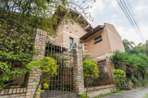Casa com 219m², 3 dormitórios, 1 suíte, 4 vagas, no bairro Tristeza em Porto Alegre