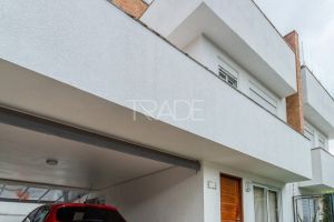 Casa com 279m², 3 dormitórios, 1 suíte, 4 vagas, no bairro Jardim Isabel em Porto Alegre