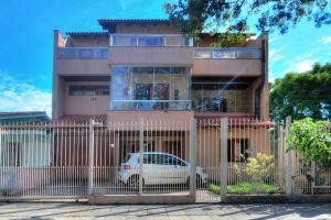 Casa com 323m², 5 dormitórios, 1 suíte, 4 vagas, no bairro Tristeza em Porto Alegre