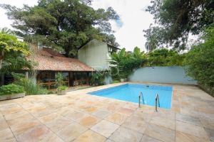Casa com 427m², 4 dormitórios, 1 suíte, 6 vagas, no bairro Jardim Isabel em Porto Alegre