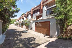 Casa em Condomínio com 299m², 3 dormitórios, 1 suíte, 4 vagas, no bairro Cristal em Porto Alegre