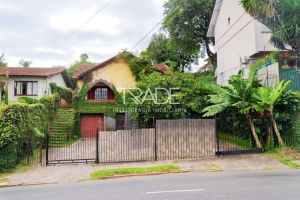 Casa com 200m², 4 dormitórios, 6 vagas, no bairro Tristeza em Porto Alegre